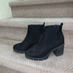 Topshop Chunky Heeled Chelsea Boots in Black